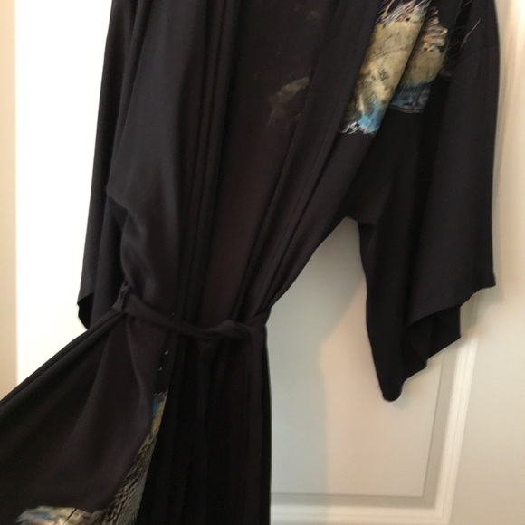 Beautiful hand painted robe - Picture 6 of 9